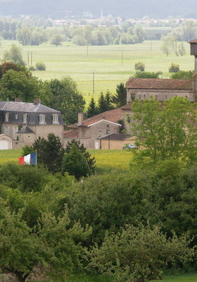 L'église fortifiée et les châteaux